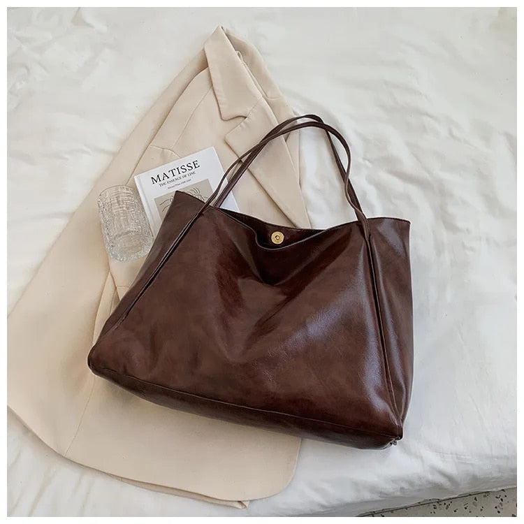 Large Leather Crossbody Bag – Spacious, Sophisticated & Everyday-Ready