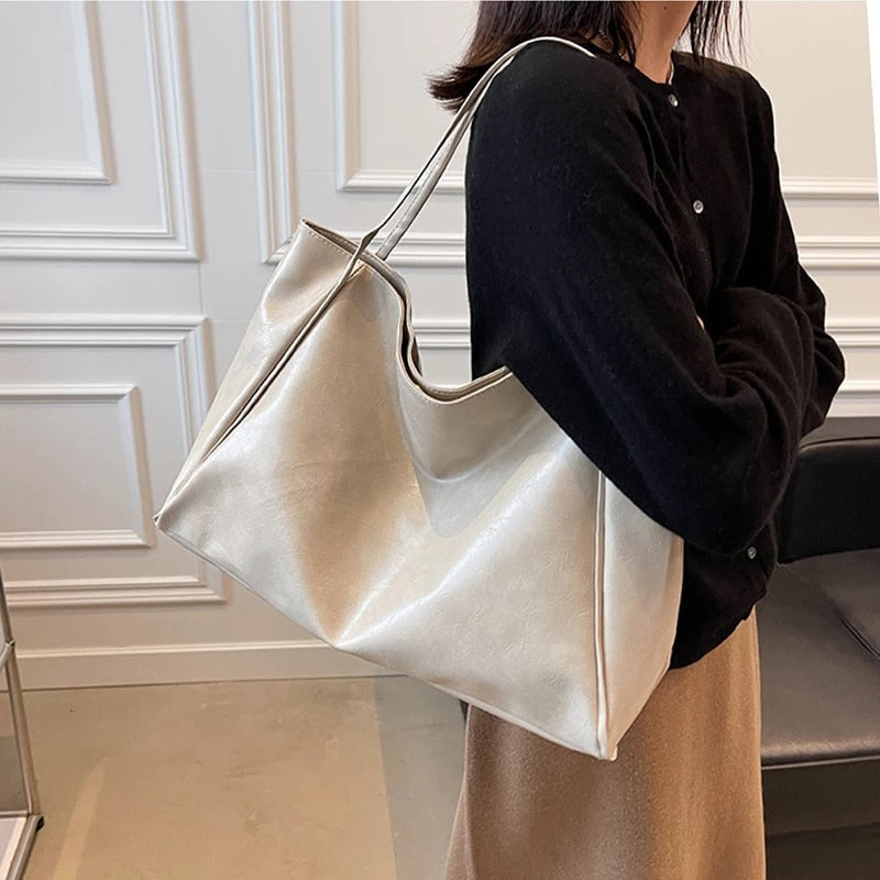 Large Leather Crossbody Bag – Spacious, Sophisticated & Everyday-Ready